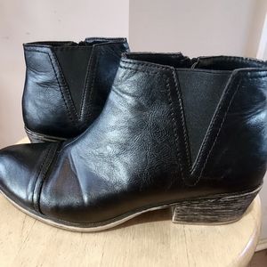 Bamboo 7.5 M Black leather bootie zip-up